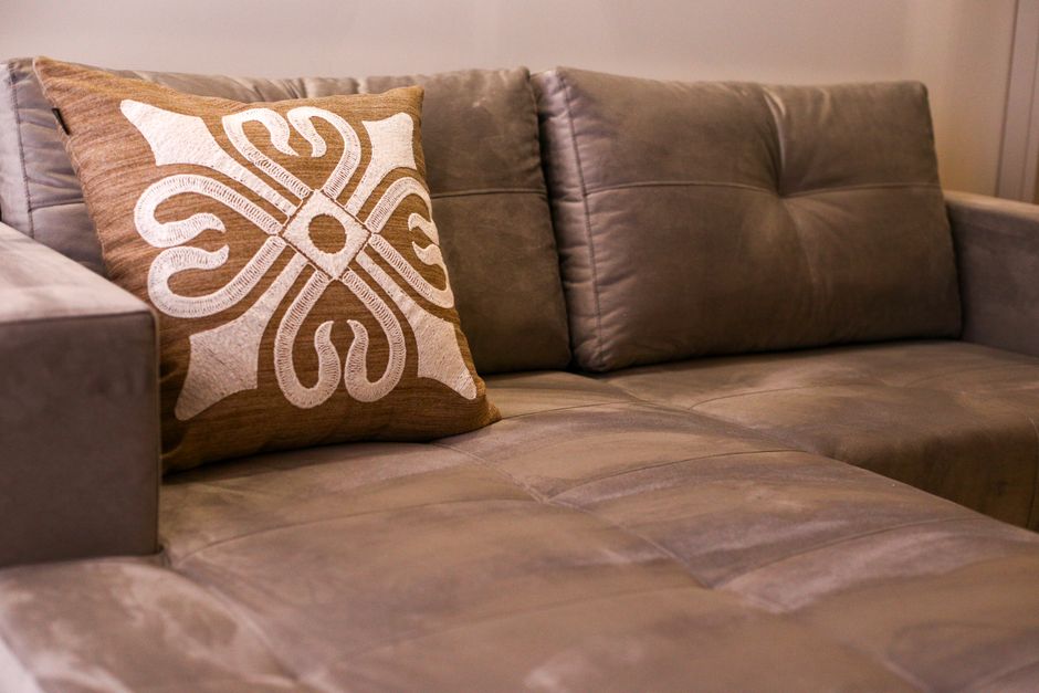 Elegantna siva sofa s dekorativnim jastukom u modernom dnevnom boravku