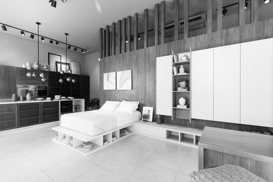 Crno-bijela fotografija moderne minimalističke spavaće sobe