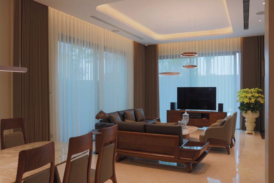 Moderan dnevni boravak povezan s kuhinjom, elegantan namještaj i TV postava